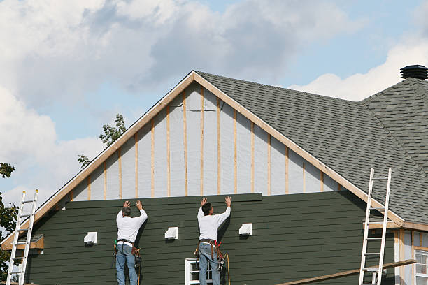 Professional Vinyl Siding technician working in Oakland, TN